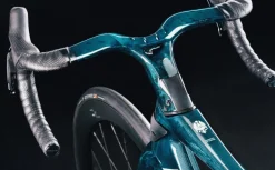 Aero Racefietsen < Bianchi OLTRE RC 140th - Dura Ace Di2 - Carbon Racefiets - 2025 - inked dark celeste / carbon UD CK16 / full glossy