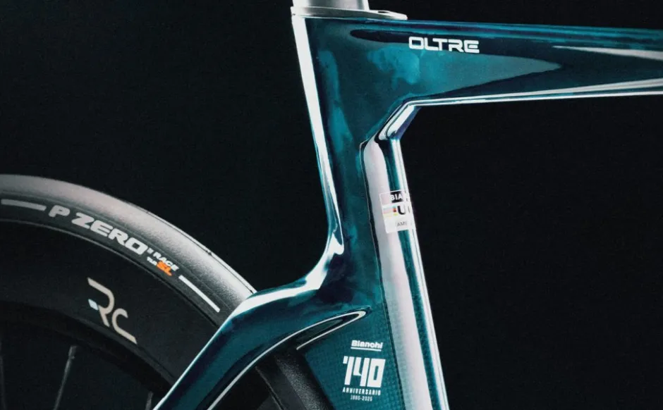 Aero Racefietsen < Bianchi OLTRE RC 140th - Dura Ace Di2 - Carbon Racefiets - 2025 - inked dark celeste / carbon UD CK16 / full glossy