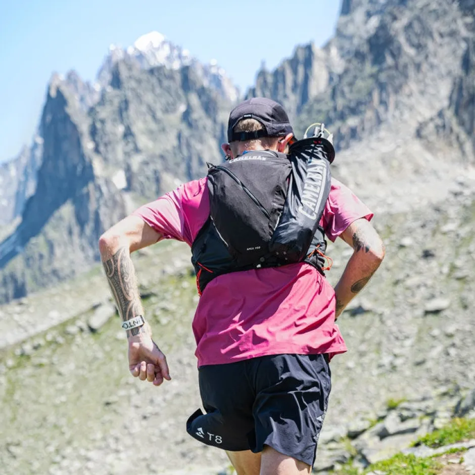 Rugzakken & Drinksystemen < CamelBak Apex Pro 12 Hardoopvet + 2 x 500 Quick tow™ Fak - zwart