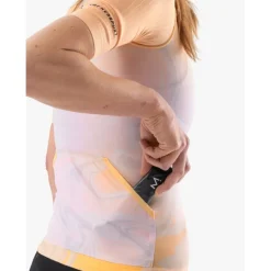 T-Shirts & Tops < Compressport Tri Postura Aero Shirt met Korte Mouwen Dames - buff orange print