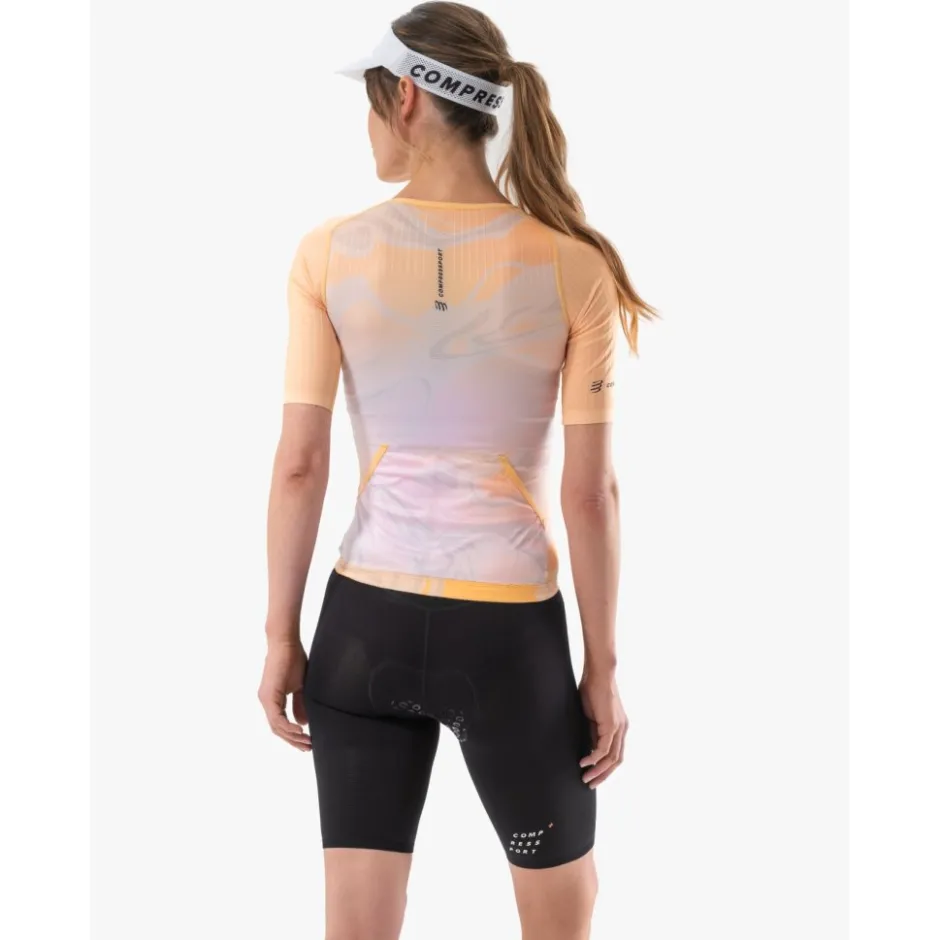 T-Shirts & Tops < Compressport Tri Postura Aero Shirt met Korte Mouwen Dames - buff orange print