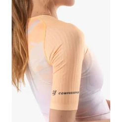 T-Shirts & Tops < Compressport Tri Postura Aero Shirt met Korte Mouwen Dames - buff orange print