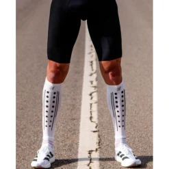 Compressport R2 Aero 2.0 Kuitcompressoren - wit/zwart