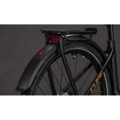 Elektrische Fietsen < CUBE KATHMANDU HYBRID Comfort SLX 800 - Easy Entry - Trekking E-Bike - 2026 - solareclipse / gold