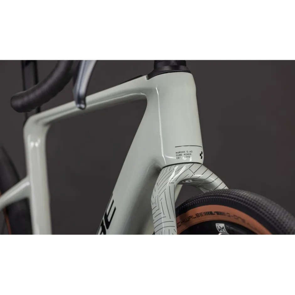 Elektrische Gravelbikes|Elektrische Fietsen < CUBE NUROAD HYBRID C:62 Race 400X - Carbon Grave E-Bike - 2026 - reedbeige / back