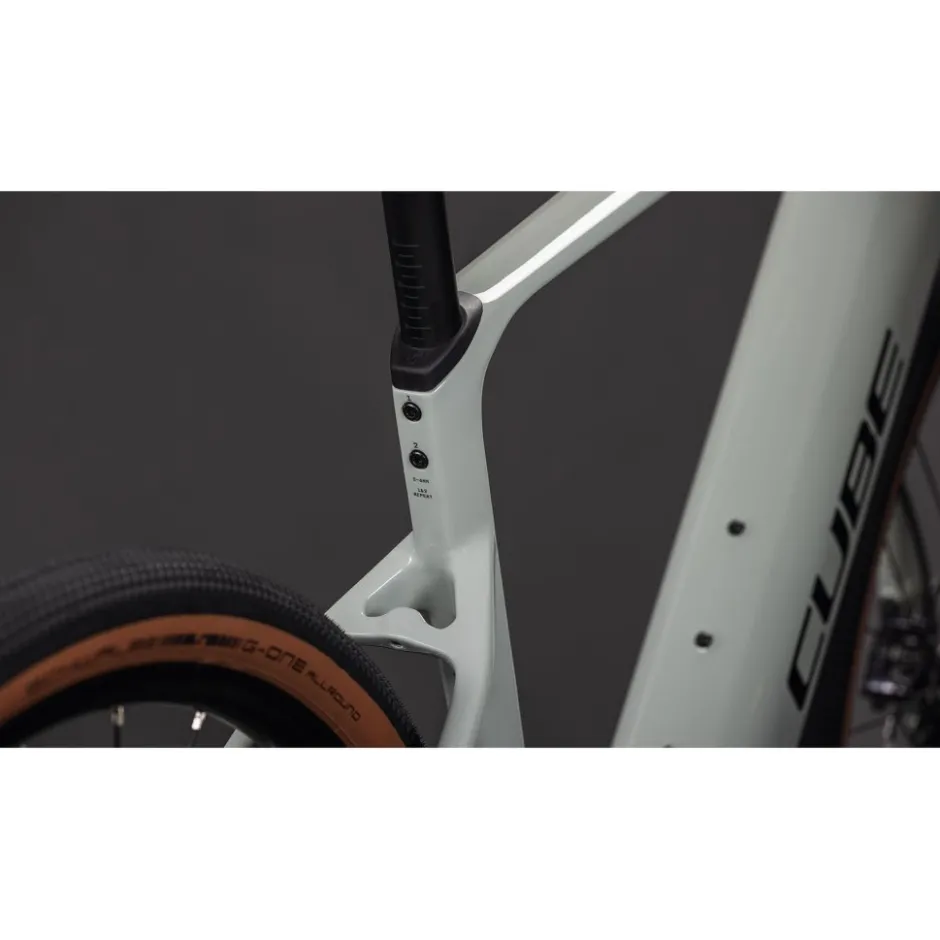 Elektrische Gravelbikes|Elektrische Fietsen < CUBE NUROAD HYBRID C:62 Race 400X - Carbon Grave E-Bike - 2026 - reedbeige / back
