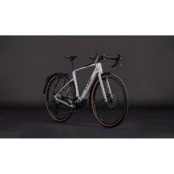 Elektrische Gravelbikes|Elektrische Fietsen < CUBE NUROAD HYBRID C:62 Race 400X FE - Carbon Grave E-Bike - 2026 - reedbeige / back