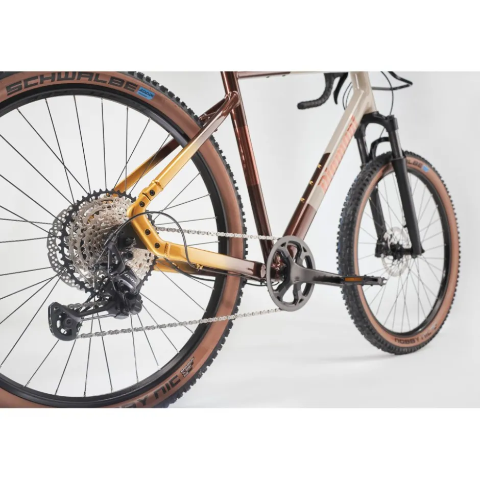 Gravelbikes Bikepacking < Diamant 140 STEPOVER - 27.5" Gravelbike - 2026 - Mokkalatte Duotone