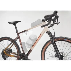 Gravelbikes Bikepacking < Diamant 140 STEPOVER - 27.5" Gravelbike - 2026 - Mokkalatte Duotone
