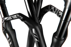 Verende Voorvorken < DT Swiss F 232 ONE Remote Voorvork - 29" | 100mm | 44mm Offset | Tapered - 15x110mm Boost