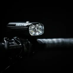 Lezyne Macro Drive 1400+ Fietslamp Vooraan - satin black