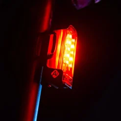 Lezyne Strip Pro Ai Alert 400+ Fietslamp Achteraan + Remlicht - zwart