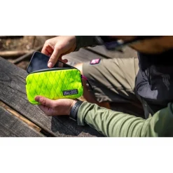 Muc-Off Rainproof Essential Case - Waterdichte Accessoiretas - hi-vis geel