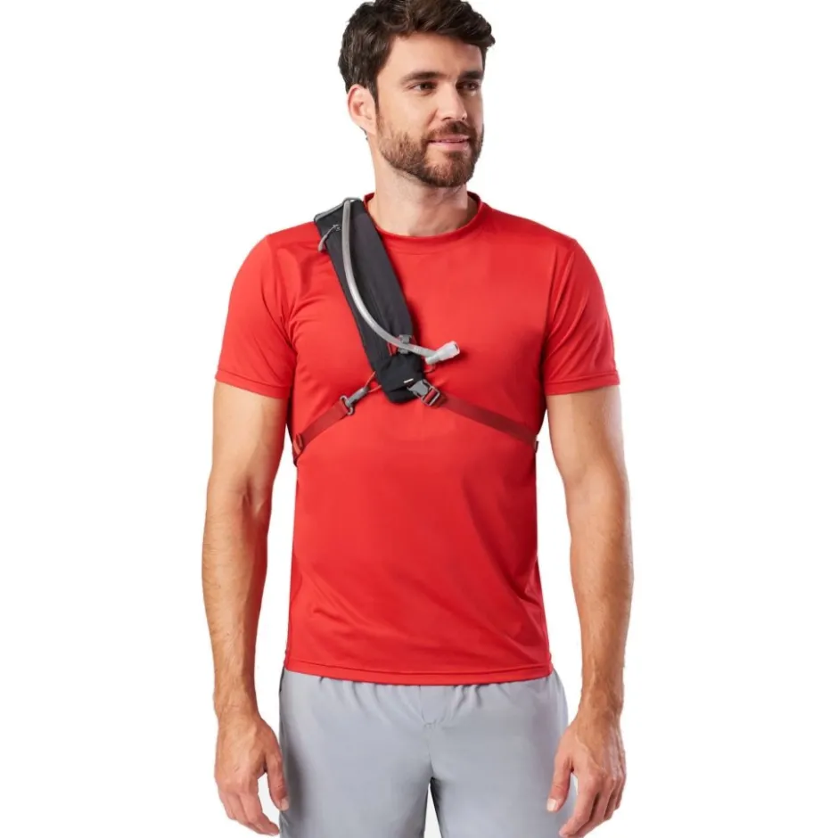 Rugzakken & Drinksystemen < Nathan Sports Run Sling 8L Hardlooprugzak - Black/Ribbon Red
