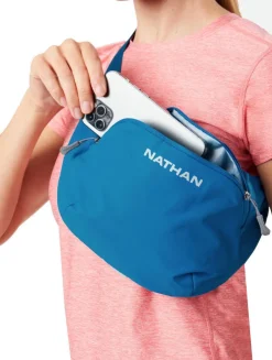 Tassen < Nathan Sports Run Sling 2L Hardlooprugzak - Black/Ribbon Red