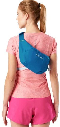Tassen < Nathan Sports Run Sling 2L Hardlooprugzak - Black/Ribbon Red