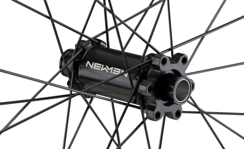 Newmen Beskar 30 Trail Voorwiel - 29" | Aluminium | Clincher | 6 Gaten - 15x110mm - zwart