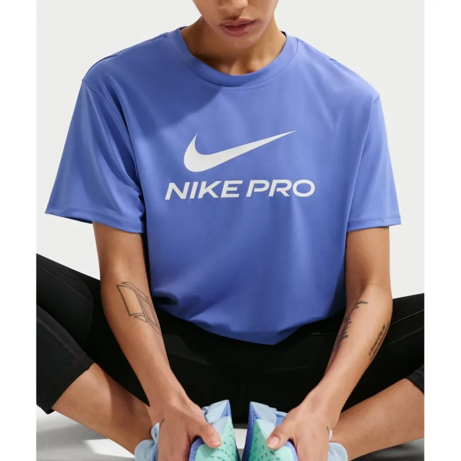 T-Shirts & Tops < Nike Pro t-hirt met wijde pavorm voor dame - apphire/white IQ0820-570
