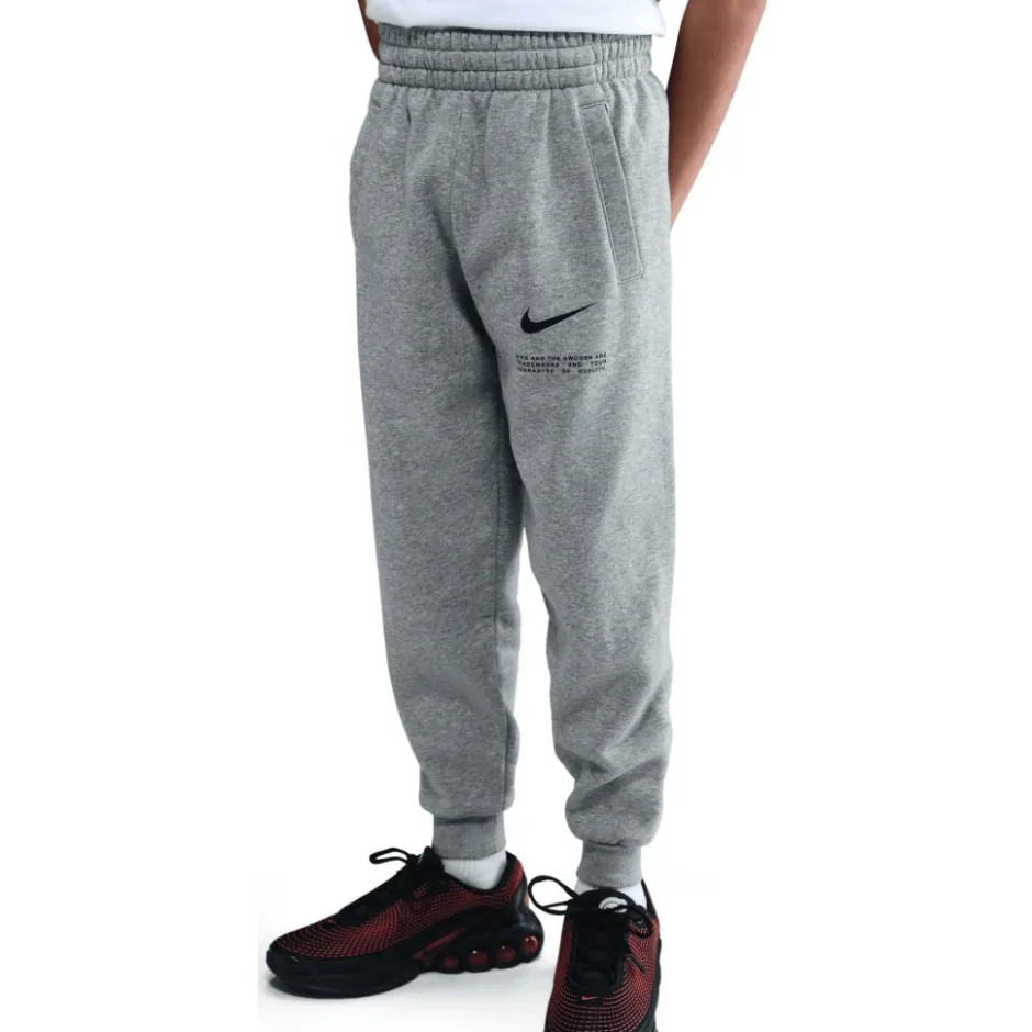 Broeken & Rokken < Nike portwear Club Fleece Joggingbroek Kinderen - dark grey heather/bae grey/black HV0393-063