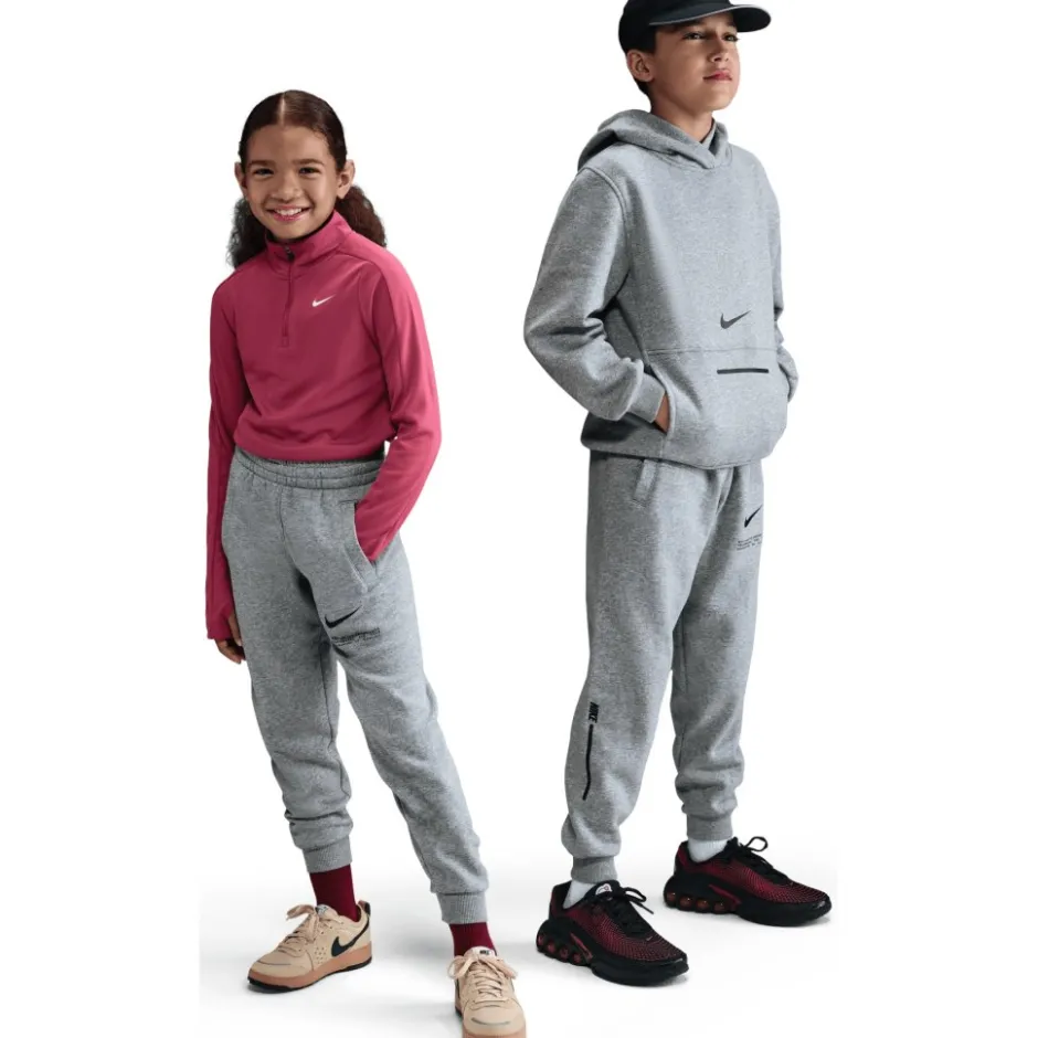 Broeken & Rokken < Nike portwear Club Fleece Joggingbroek Kinderen - dark grey heather/bae grey/black HV0393-063