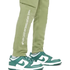 Broeken < Nike Sportswear Standard Issue Cargobroek Kinderen - oil green H4337-386
