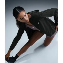 Jassen & Vesten < Nike Swift Repe Packabe Hardoopjas Dames - back/refective siver HQ0650-010
