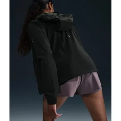 Jassen & Vesten < Nike Swift Repe Packabe Hardoopjas Dames - back/refective siver HQ0650-010