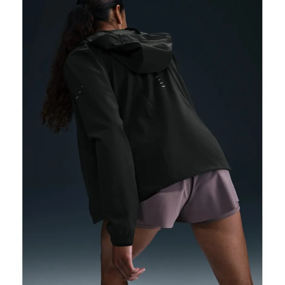 Jassen & Vesten < Nike Swift Repe Packabe Hardoopjas Dames - back/refective siver HQ0650-010