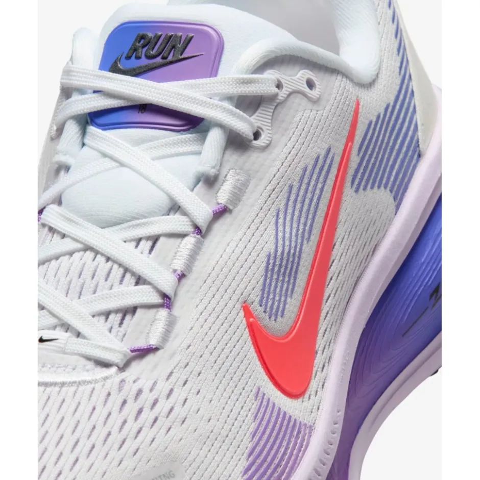 Hardloopschoenen Voor Op De Weg|Schoenen < Nike Vomero 18 Hardloopschoenen Dames - white/violet mist/sapphire/hot lava HM6804-112
