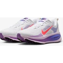 Hardloopschoenen Voor Op De Weg|Schoenen < Nike Vomero 18 Hardloopschoenen Dames - white/violet mist/sapphire/hot lava HM6804-112