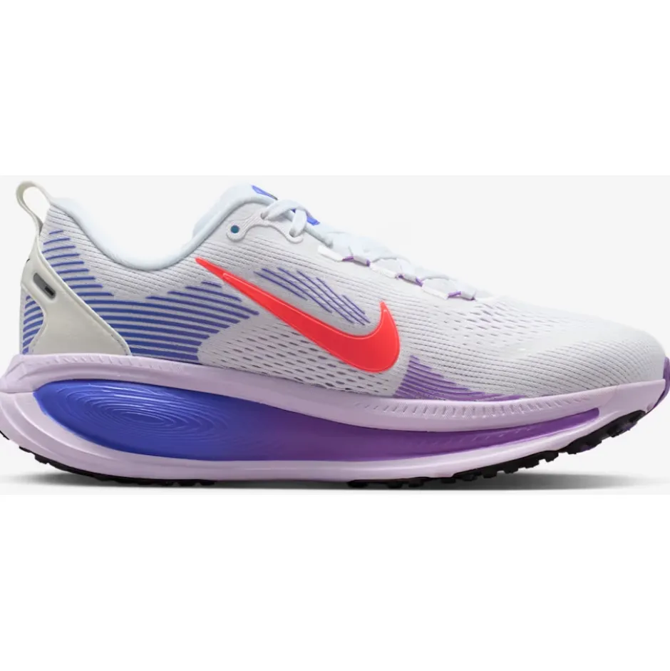 Hardloopschoenen Voor Op De Weg|Schoenen < Nike Vomero 18 Hardloopschoenen Dames - white/violet mist/sapphire/hot lava HM6804-112