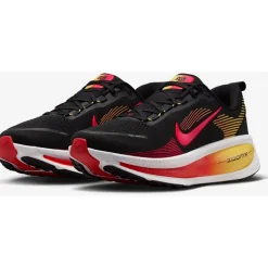Nike Vomero 18 Hardloopschonen Heren - black/light crimson/topaz gold//bright crimson HM6803-016