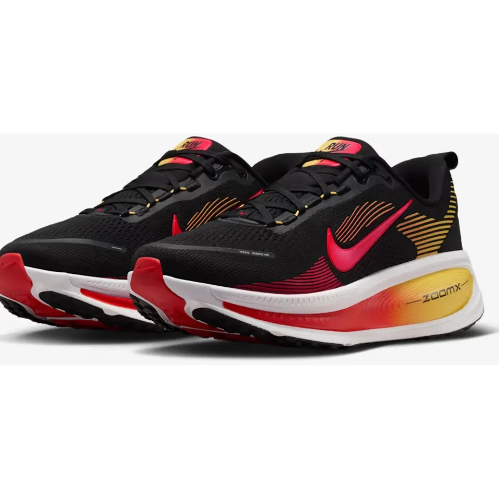 Nike Vomero 18 Hardloopschonen Heren - black/light crimson/topaz gold//bright crimson HM6803-016