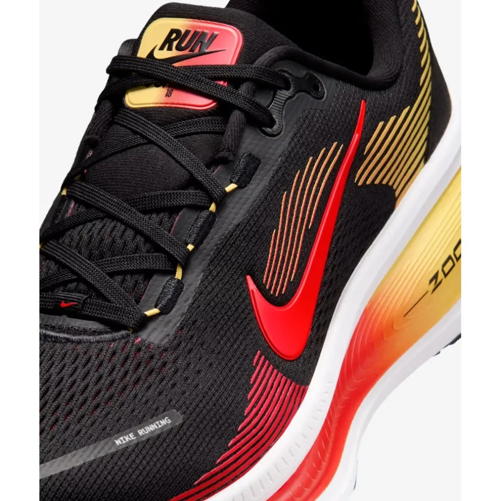 Nike Vomero 18 Hardloopschonen Heren - black/light crimson/topaz gold//bright crimson HM6803-016