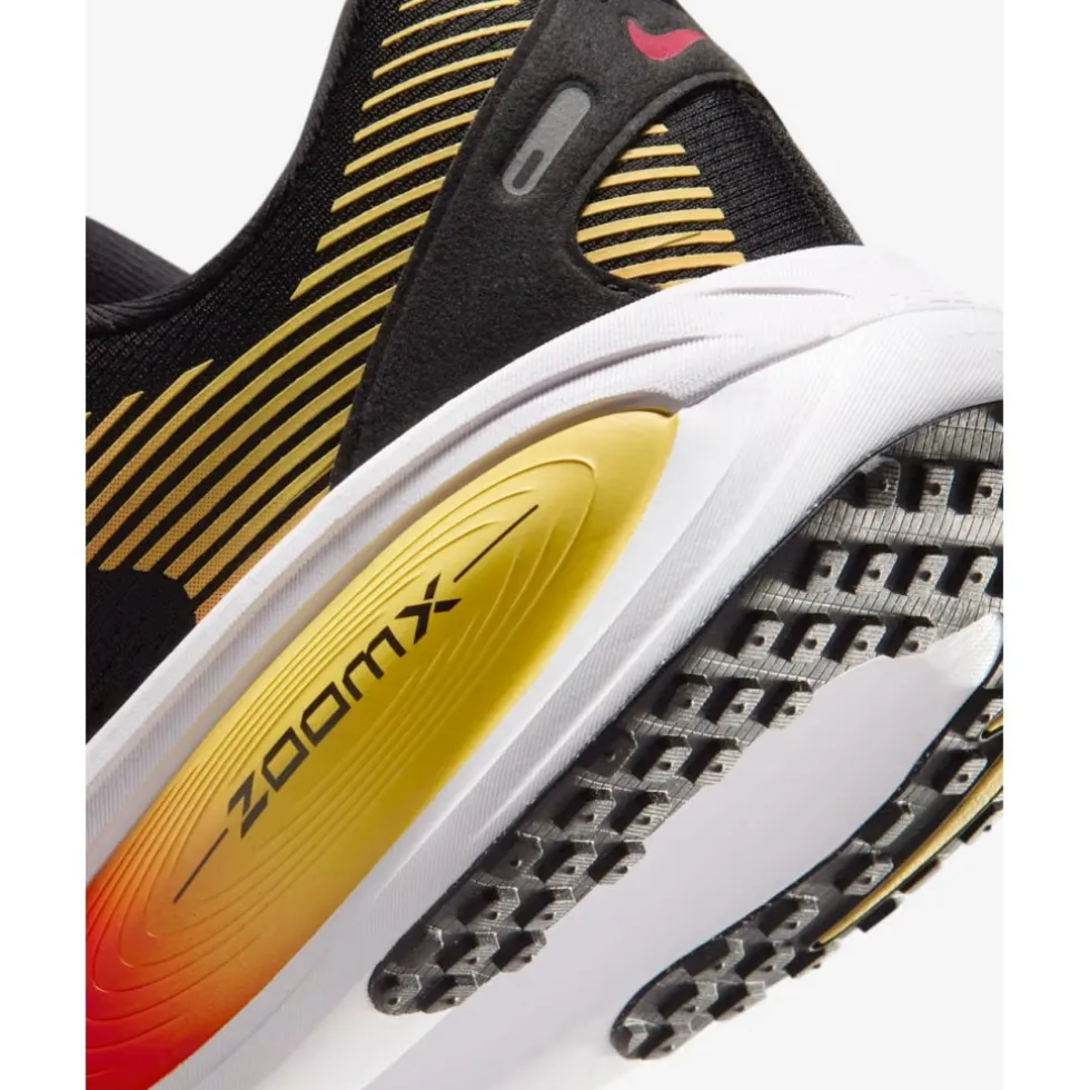 Nike Vomero 18 Hardloopschonen Heren - black/light crimson/topaz gold//bright crimson HM6803-016