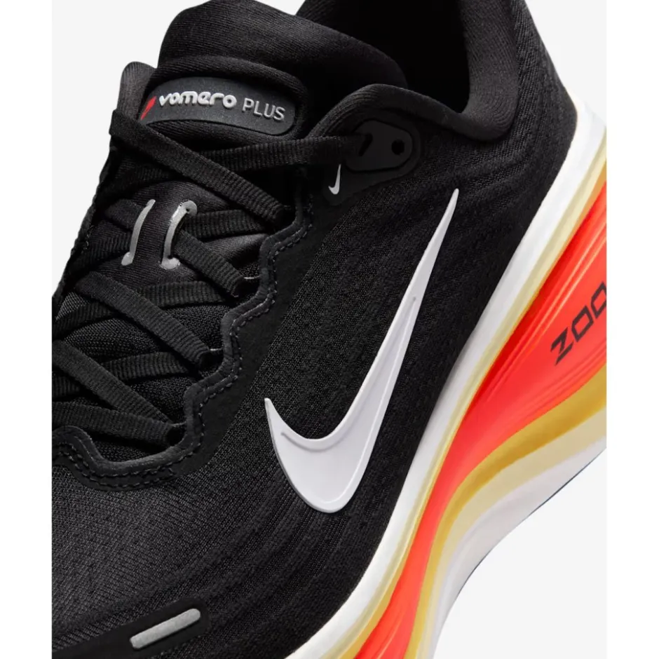 Hardloopschoenen Voor Op De Weg|Hardloopschoenen Heren < Nike Vomero Plus Hardloopschoenen Heren - black/bright crimson/sail/white HV8150-009