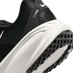 Nike Vomero 18 Hardloopschonen Heren - black/coconut milk/light iron ore/summit white HM6803-007