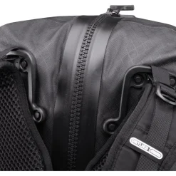 Rugzakken & Drinksystemen < ORTLIEB Atrack Metrosphere - Rugzak - 34L - black embossed