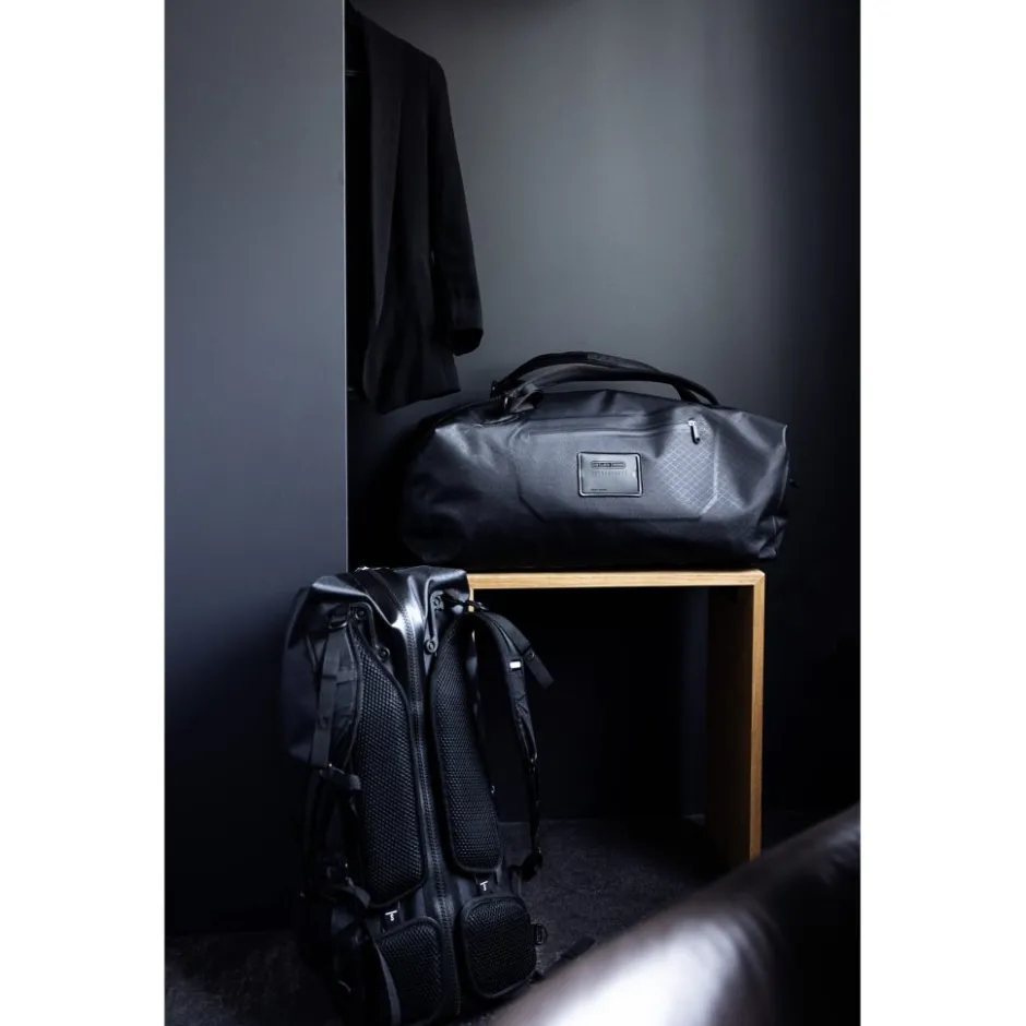 Rugzakken & Drinksystemen < ORTLIEB Atrack Metrosphere - Rugzak - 34L - black embossed
