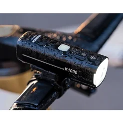 Voorlampen|Verlichting < Ravemen K1000 Fietslamp Vooraan - Zwart