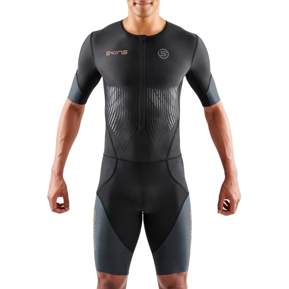 Trisuits|Trisuits < SKINS TRI Elite uit met Korte Mouwen Heren - Black/Carbon