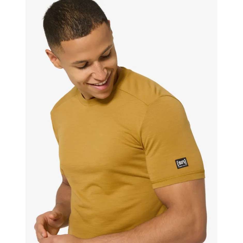 T-Shirts & Tops < SUPER.NATURAL Essentia T-Shirt Heren - Dried Tobacco
