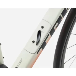 Endurance Racefietsen < Trek DOMANE SL 6 Gen 4 - Carbon Racefiets - 2026 - Era White / Glowstick / Coral Fade