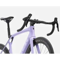 Aero Racefietsen < Trek ADONE SL 7 GEN 8 - Carbon Racefiets - 2026 - atte Lavender Haze/Deep Soke