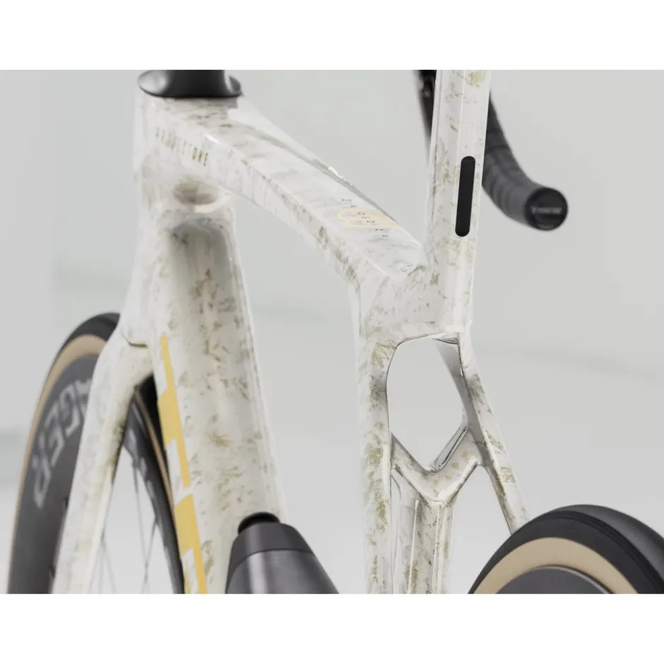 Aero Racefietsen < Trek MADONE LR 7 AX Gen 8 - Carbon Racefiet - 2025 - Era White