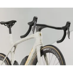 Aero Racefietsen < Trek MADONE LR 7 AX Gen 8 - Carbon Racefiet - 2025 - Era White